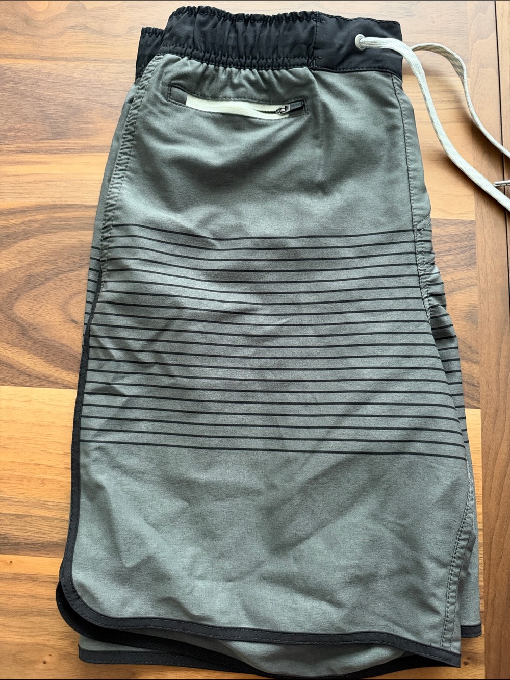 Vuori Men’s Shorts 7.25” Gray w/ Black Stripes